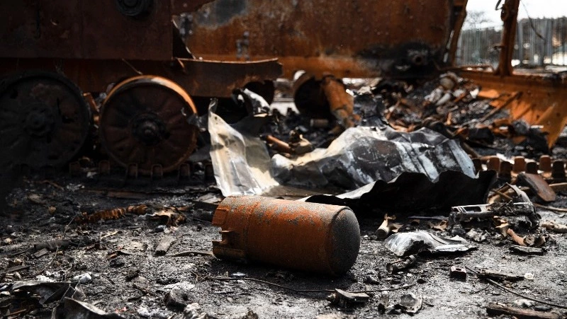 Пожарные за полчаса потушили горящий мусор в Южно-Сахалинске