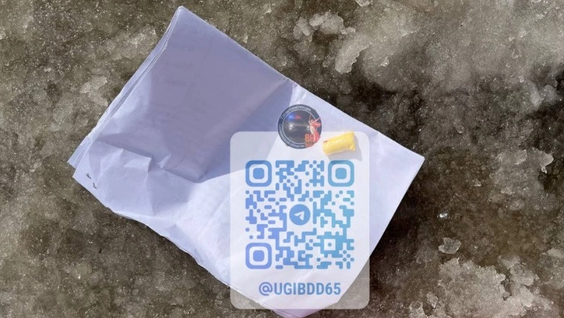 Пассажир иномарки в Южно-Сахалинске пытался избавиться от наркотиков при виде ДПС