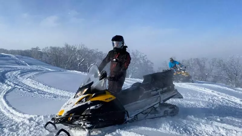 Бум на Сахалине: туристы учатся ловить рыбу, ходят в гости к хоббиту и гоняют на снегоходах