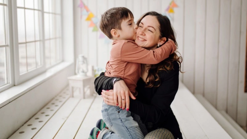 Матери-одиночке из Макарова помогут с получением образования по поручению губернатора