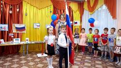 Детсадовцы Южно-Сахалинска отметили День флага флешмобом