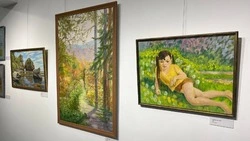 Днем спасает шедевры, вечером — пишет свои: сахалинский реставратор открыла персональную выставку