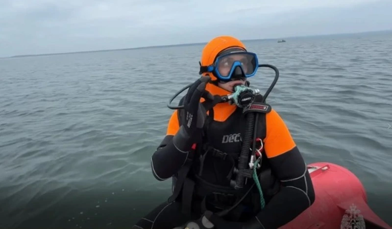 Видео: на Сахалине водолазы МЧС подняли тело пропавшего рыбака из озера Буссе
