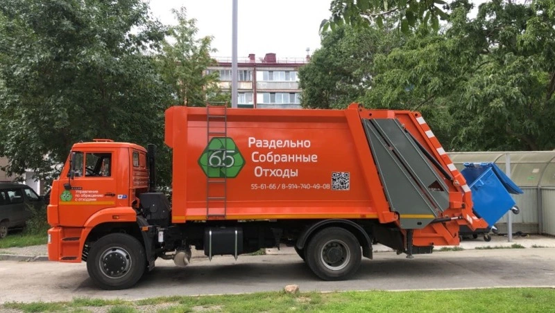 Автомобиль для сбора раздельного мусора сделали узнаваемым на Сахалине 