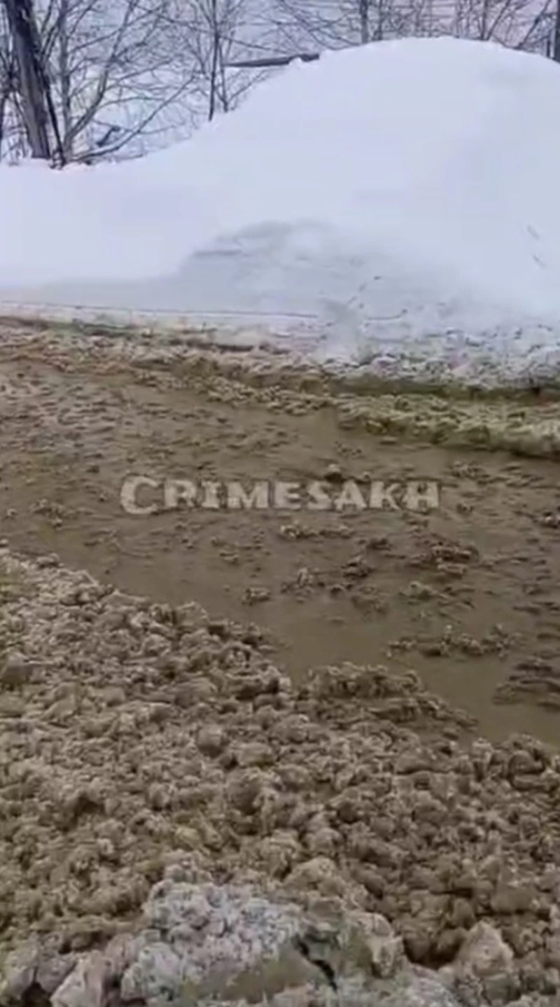 Улицы Долинска превратились в реки после снегопада и коммунальной аварии