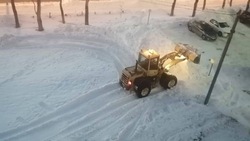 Жители Южно-Сахалинска пожаловались на недобросовестную уборку снега с территории ТЦ