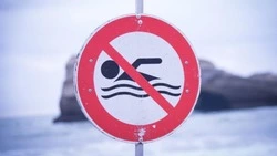 «Купание запрещено»: в Долинском районе проверили качество воды в море и водоемах