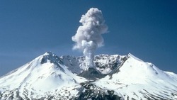 Вулкан Эбеко выбросил столб пепла на высоту 1,3 км днем 21 декабря