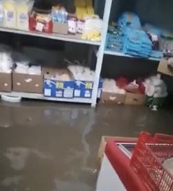 Ливневые дожди затопили продуктовый магазин на Сахалине