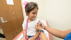 «Спутником V» в виде спрея могут вакцинировать детей до пяти лет