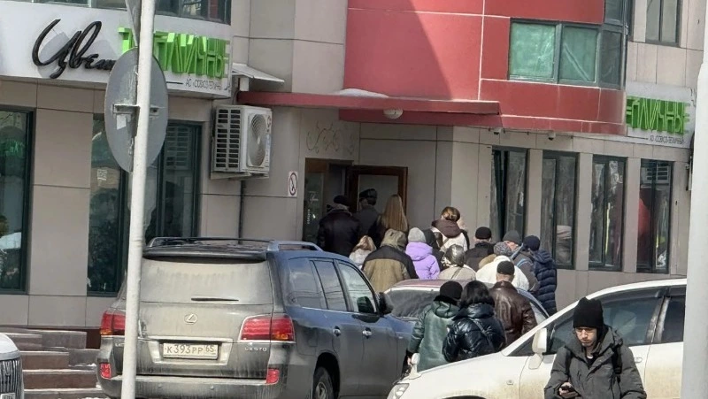 Люди и авто слились в очередь за цветами в Южно-Сахалинске в преддверии 8 Марта