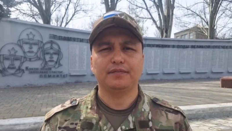 Боец мотострелковой бригады Булат Кажгалиев поздравил сахалинцев с наступающим Днем Победы 