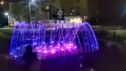 Фонтан с подсветкой тестово запустили на площади Мира в Холмске