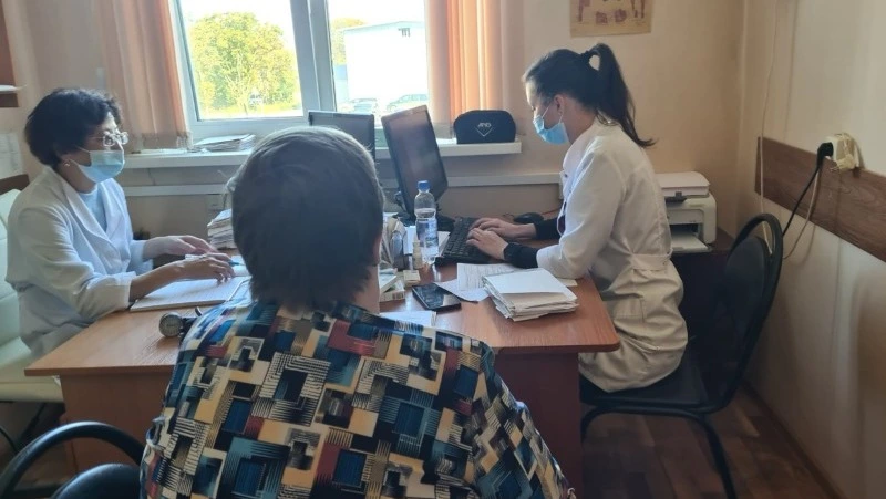 Врачи областных больниц приехали к пациентам в Углегорский район