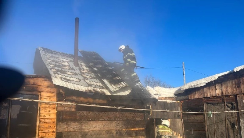 Девять сотрудников МЧС почти час тушили горящую баню в Южно-Сахалинске