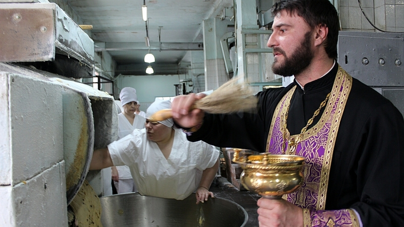Куличи в канун Светлой Пасхи освятили на сахалинском хлебокомбинате
