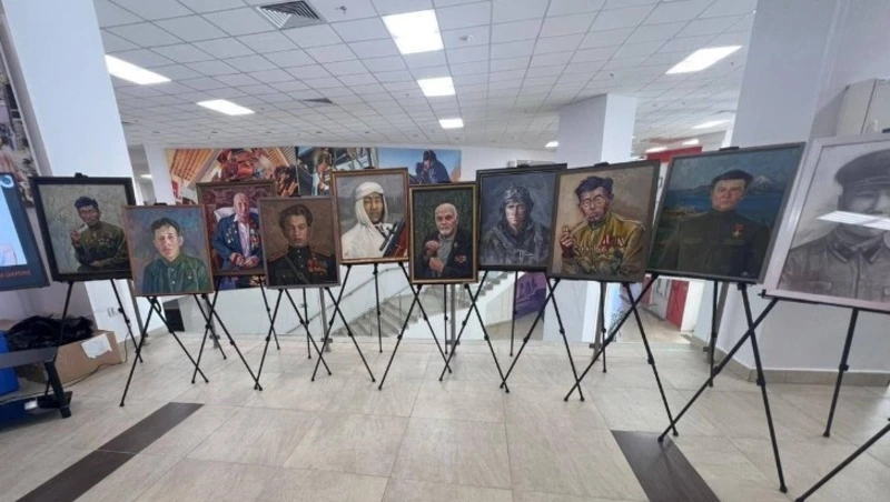 Художник с Сахалина представил портрет фронтовика Семена Соболева на полях ВЭФ