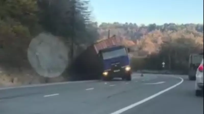 Большегруз на корсаковской трассе на подъеме завалился в кювет