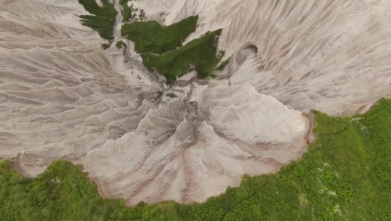 Видеографы показали острые зубья Белых скал на Курилах