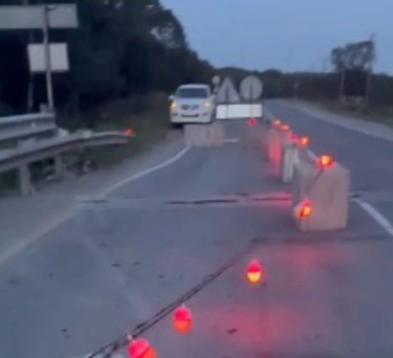 На трассе Лиственничное — Охотское частично перекрыли мост через Комиссаровку 