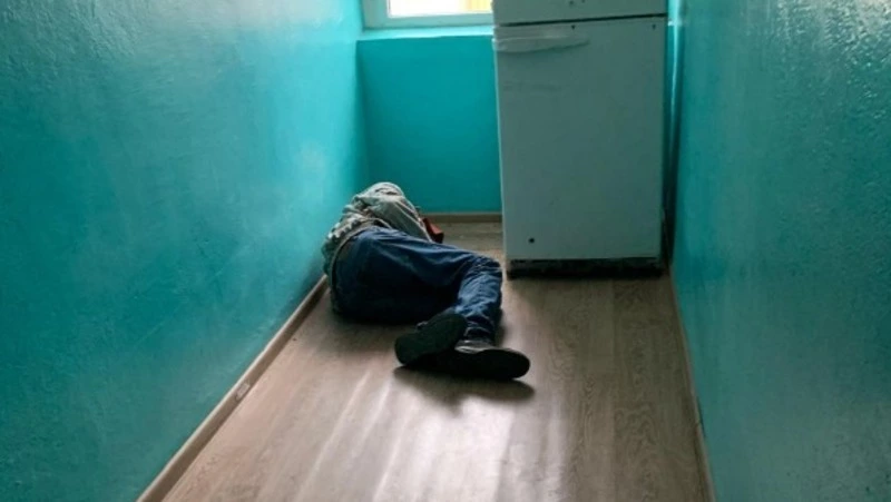 Многоквартирный дом в Корсакове стал пристанищем для бомжей со всей округи