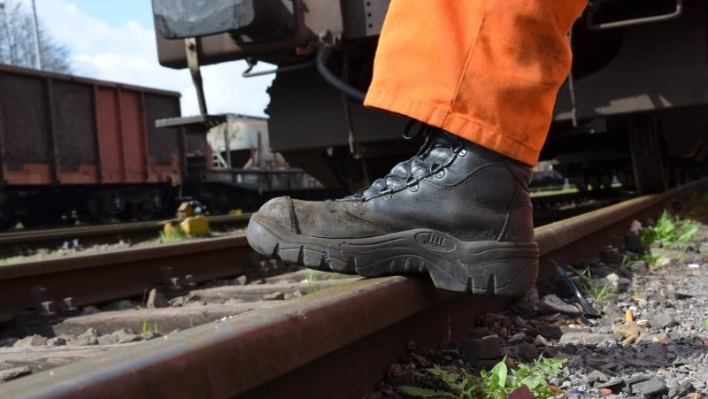 Жителей Южно-Сахалинска наказали рублем за переход ж/д путей в неположенных местах
