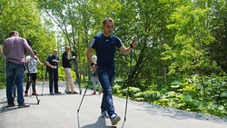 Сахалинцев приглашают на бесплатные занятия скандинавской ходьбой