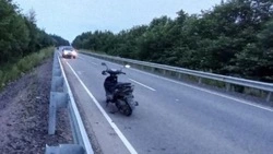 Мотоциклист врезался в дорожное ограждение в Ногликском районе