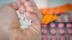 Три лекарства от COVID-19 включили в перечень жизненно необходимых препаратов в России