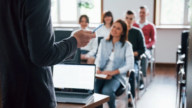 Суд обязал жительницу Поронайска вернуть компании деньги за обучение 