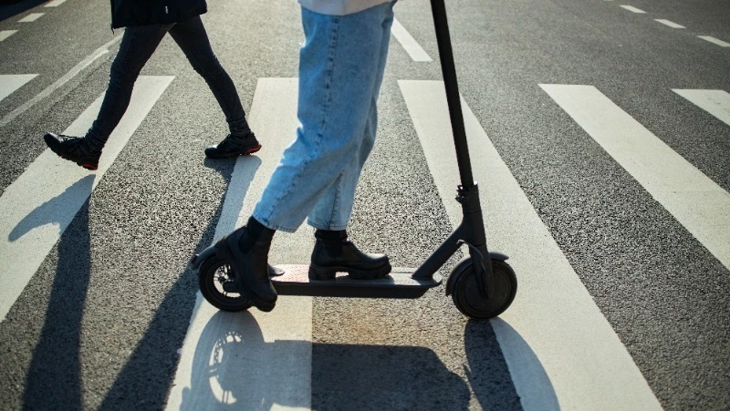 В Южно-Сахалинске самокатчики сбили прохожих на пешеходном переходе