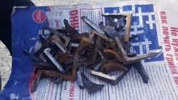 На трассе в районе Охотского неизвестные рассыпали острые металлические предметы