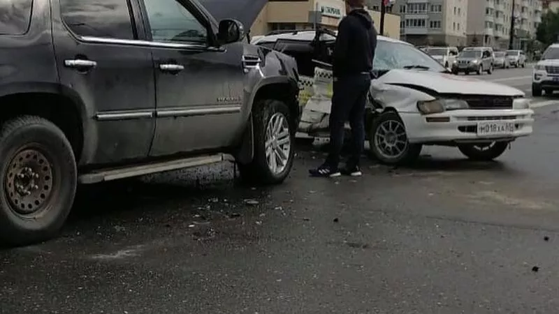 В Южно-Сахалинске женщина на Cadillac врезалась в такси — пострадали минимум два человека