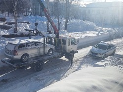 В Южно-Сахалинске при очистке дорог автомобили с обочин эвакуировали на штрафстоянки