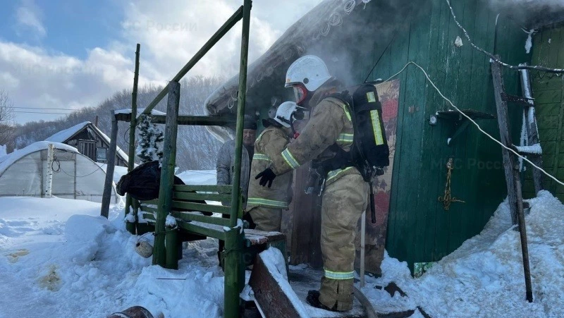 Пожарные потушили частный дом в Охинском районе 15 марта