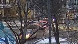 Водитель на полной скорости снес несколько машин и фонарный столб в Южно-Сахалинске