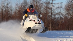 Сахалинские спасатели улучшили навыки управления снегоходом 