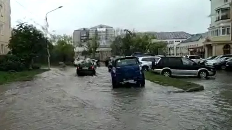 После ливня пешеходы тонут в полуметровых лужах на перекрестках Южно-Сахалинска