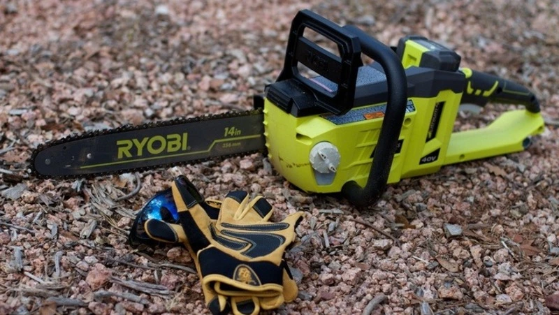 Пенсионер украл бензопилу и доски у соседей в Поронайском районе