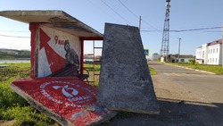 На Сахалине разыскивают автомобилиста, который снес бетонную остановку