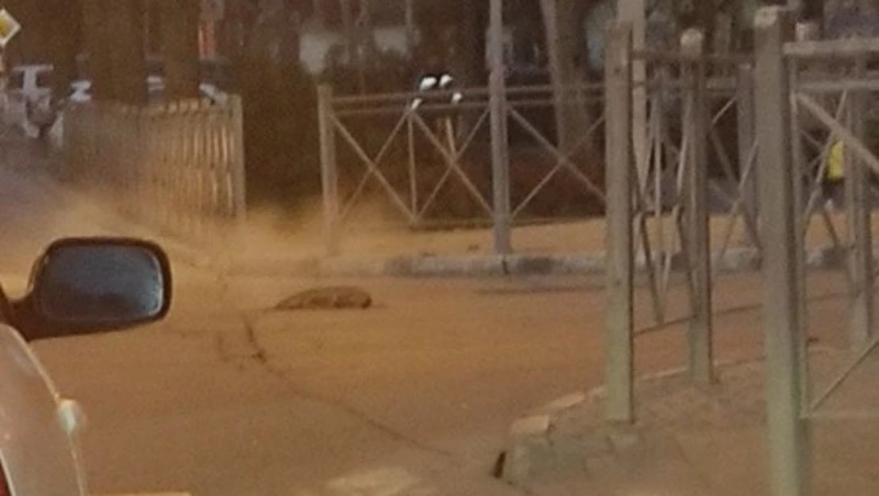 Пар из открытого люка создал опасность на дороге в Южно-Сахалинске 20 октября