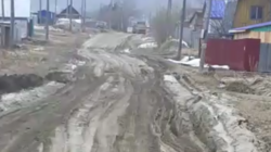 Самосвалы превратили в грязное месиво дорогу в Тымовском