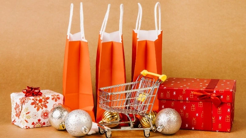 «Авито»: около 15 тысяч рублей планируют потратить россияне на новогодних распродажах 