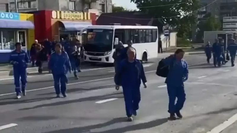 Толпа сахалинцев заблокировала проезд автомобилям, чтобы перейти дорогу