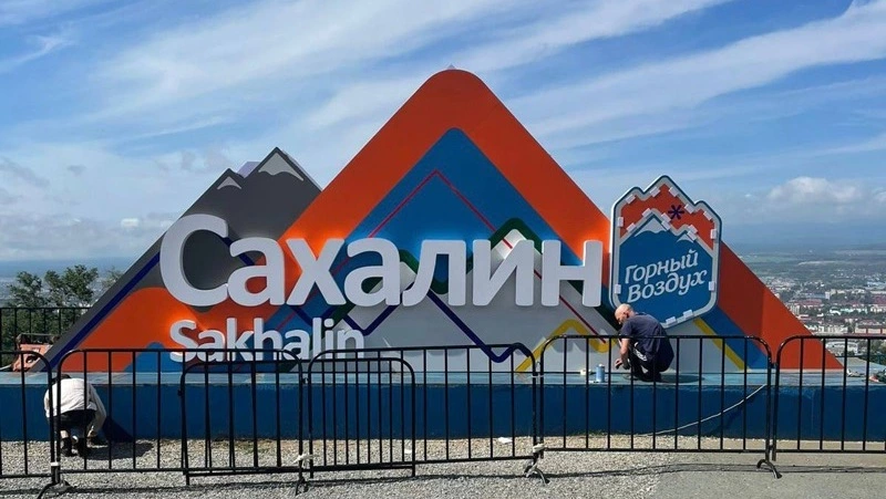 На «Горном воздухе» завершают установку новой стелы