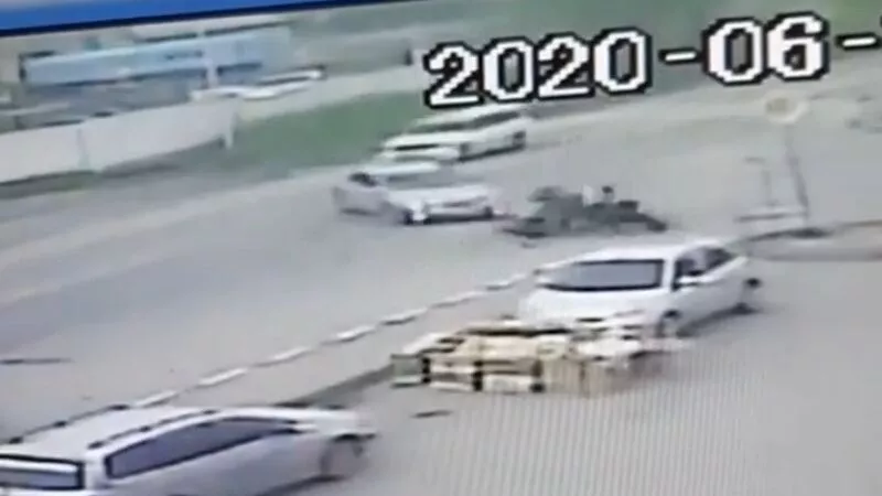 В Новоалександровске страшную аварию с мотоциклистом сняли на видео