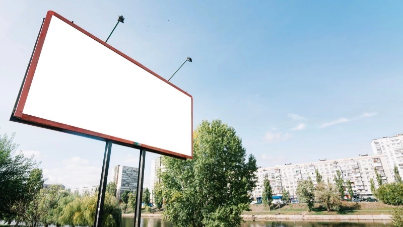 Жителям Сахалина напомнили о штрафах за размещение рекламы в неположенном месте 