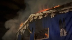 Автомастерская загорелась вечером в Южно-Сахалинске