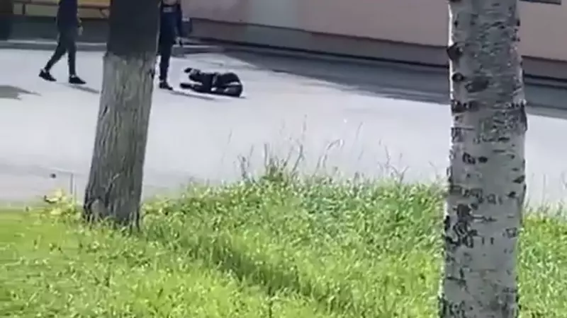 В Долинске у центральной библиотеки избили человека