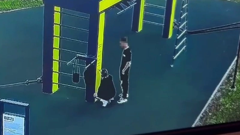 Малолетние вандалы испортили новую набережную в Корсакове